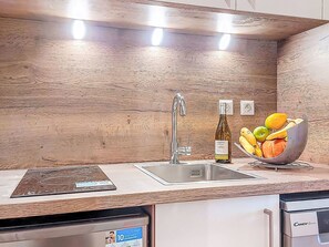 Kühlschrank, Mikrowelle, Geschirrspüler, Kochgeschirr/Geschirr/Besteck