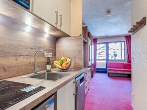 Kühlschrank, Mikrowelle, Geschirrspüler, Kochgeschirr/Geschirr/Besteck