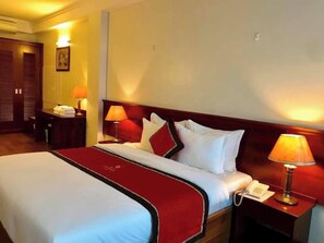 Deluxe Double Room, Lake View | Soundproofing, free WiFi