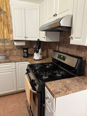 Private kitchen - Private Cozy Apartment in E. Elmhurst, Near LGA (East Elmhurst)