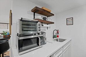 Kjøleskap, mikrobølgeovn, ovn og kjøkkenutstyr