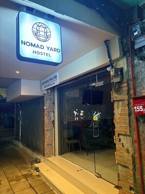 Front of property - Nomad Yard Hostel Khaosan (Bangkok)