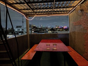 Terrace/patio - Nomad Yard Hostel Khaosan (Phra Nakhon)