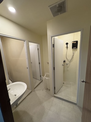 Bathroom | Bidet - Nomad Yard Hostel Khaosan (Bangkok)