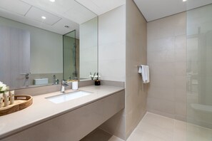 Douche, sèche-cheveux, bidet, serviettes fournies