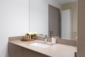 Shower, hair dryer, bidet, towels