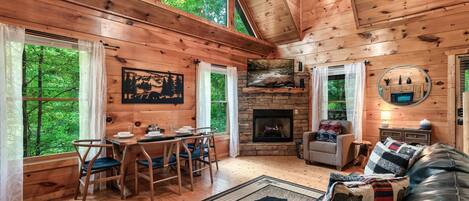 Televisie en een open haard