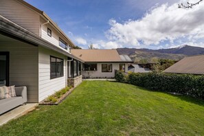 Exterior - Wanaka Springs Retreat | BBQ, parking and central (Wānaka)