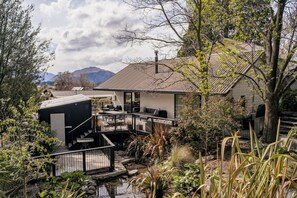 Terrace/patio - Wanaka Springs Retreat | BBQ, parking and central (Wānaka)