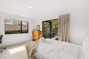 مكتب وواي فاي وملاءات أسرّة