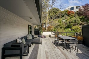 Outdoor dining - Wanaka Springs Retreat | BBQ, parking and central (Wānaka)