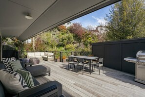 Outdoor dining - Wanaka Springs Retreat | BBQ, parking and central (Wānaka)