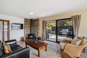 TV, fireplace - Wanaka Springs Retreat | BBQ, parking and central (Wānaka)
