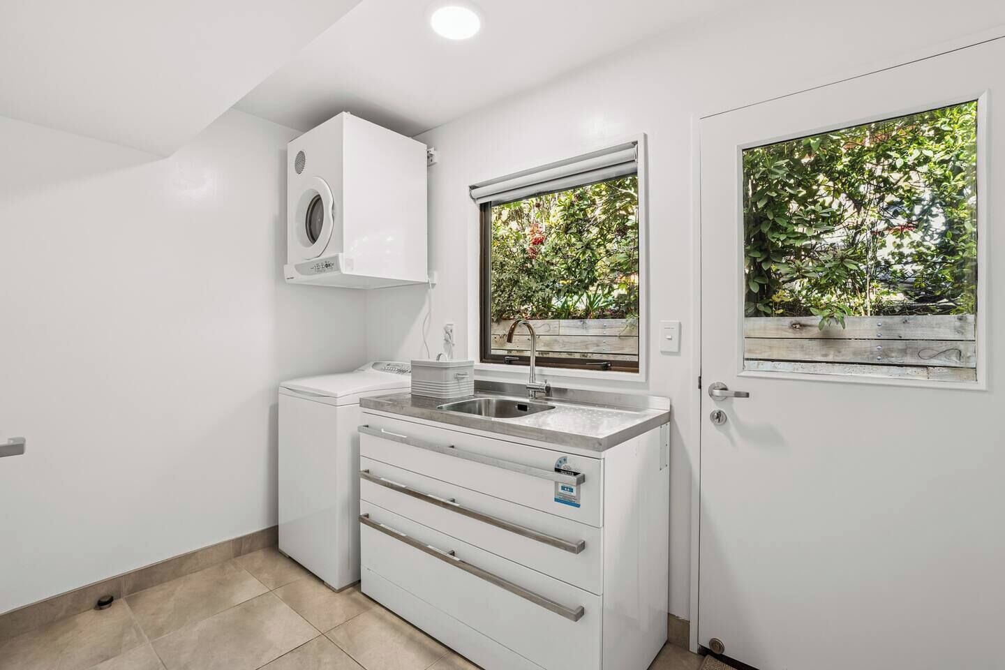 المنشأة من الداخل