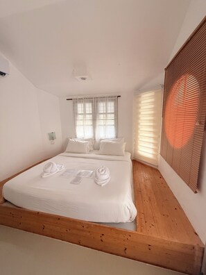 Room, Pool View