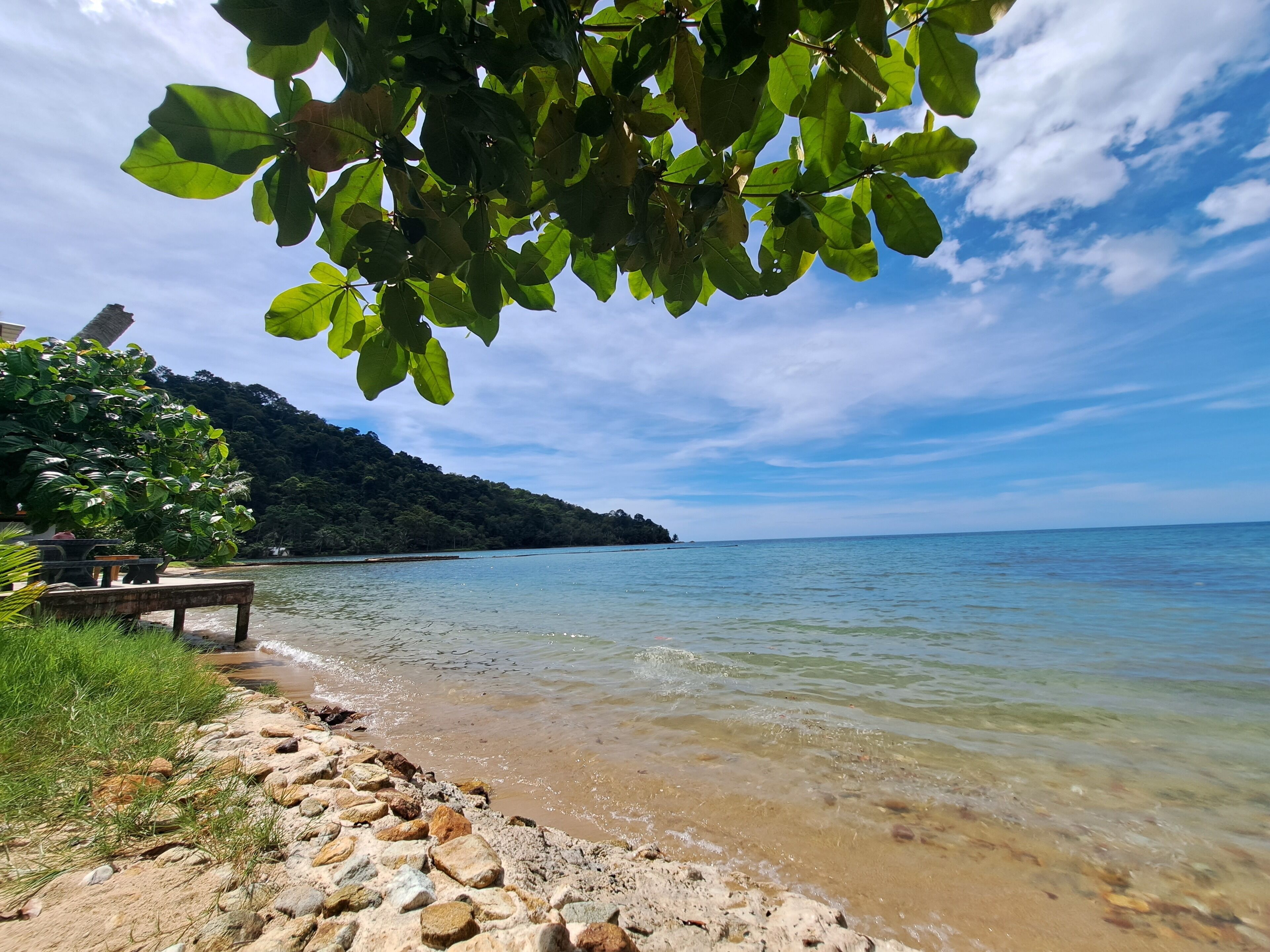 Double Room, Balcony, Lake View | Living area | 32-inch flat-screen TV with cable channels