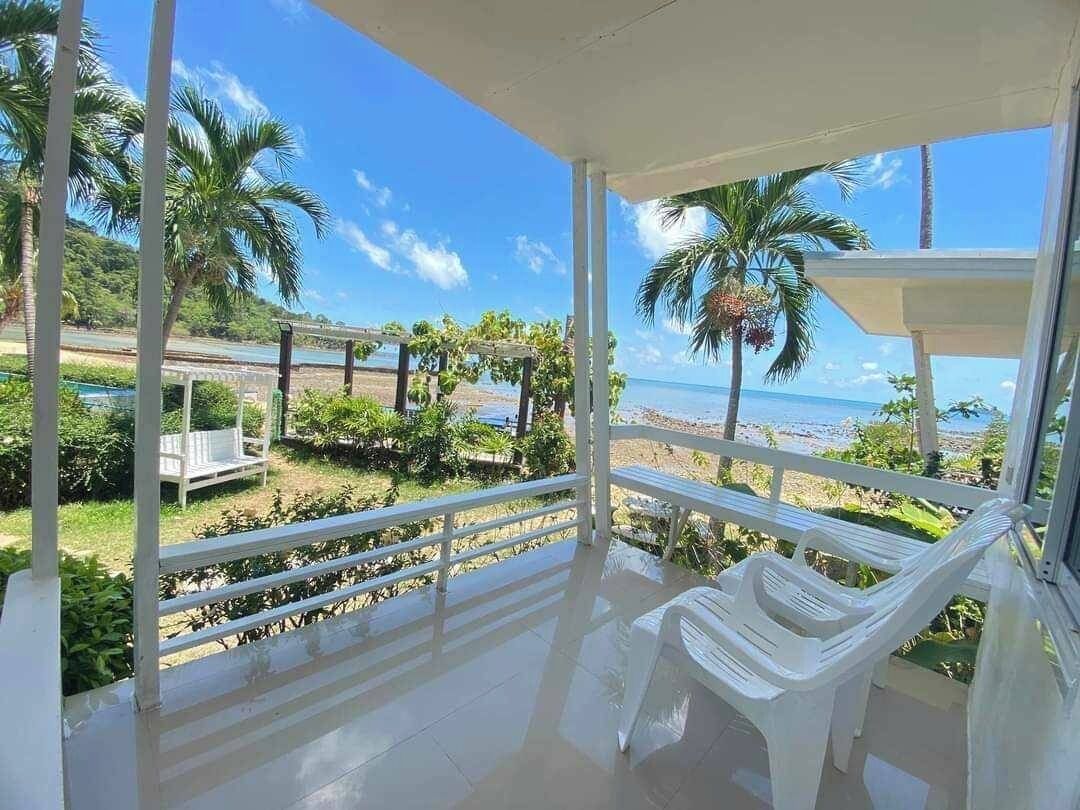 Chambre Double, vue piscine | Coin séjour