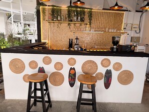 Bar (trong khuôn viên)