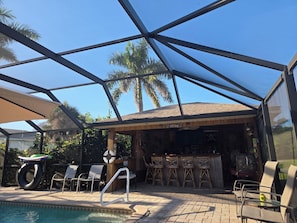 Alberca al aire libre y alberca climatizada