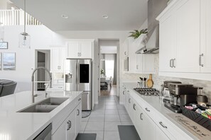 Mikrobølgeovn, ovn, kokeplater og oppvaskmaskin