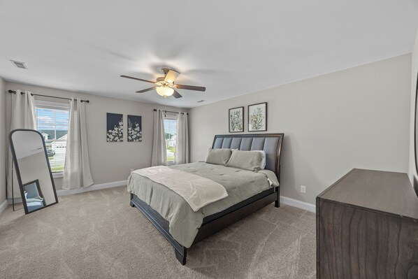 3 bedrooms, iron/ironing board, WiFi, bed sheets - The luxury Pro Nest (Winterville)