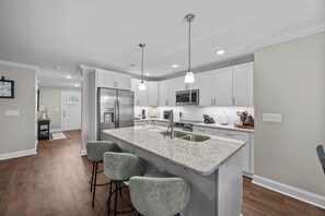 Mikrobølgeovn, ovn, kokeplater og oppvaskmaskin