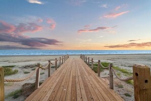 På stranden