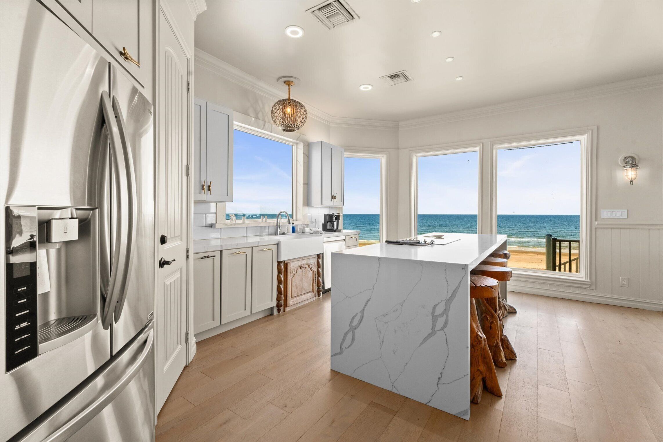 Jääkaappi, mikroaaltouuni, uuni, liesi