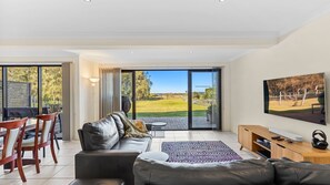 Smart TV - Sandy Place Beach House (Long Beach)
