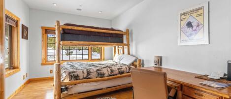 4 bedrooms, desk, iron/ironing board, free WiFi