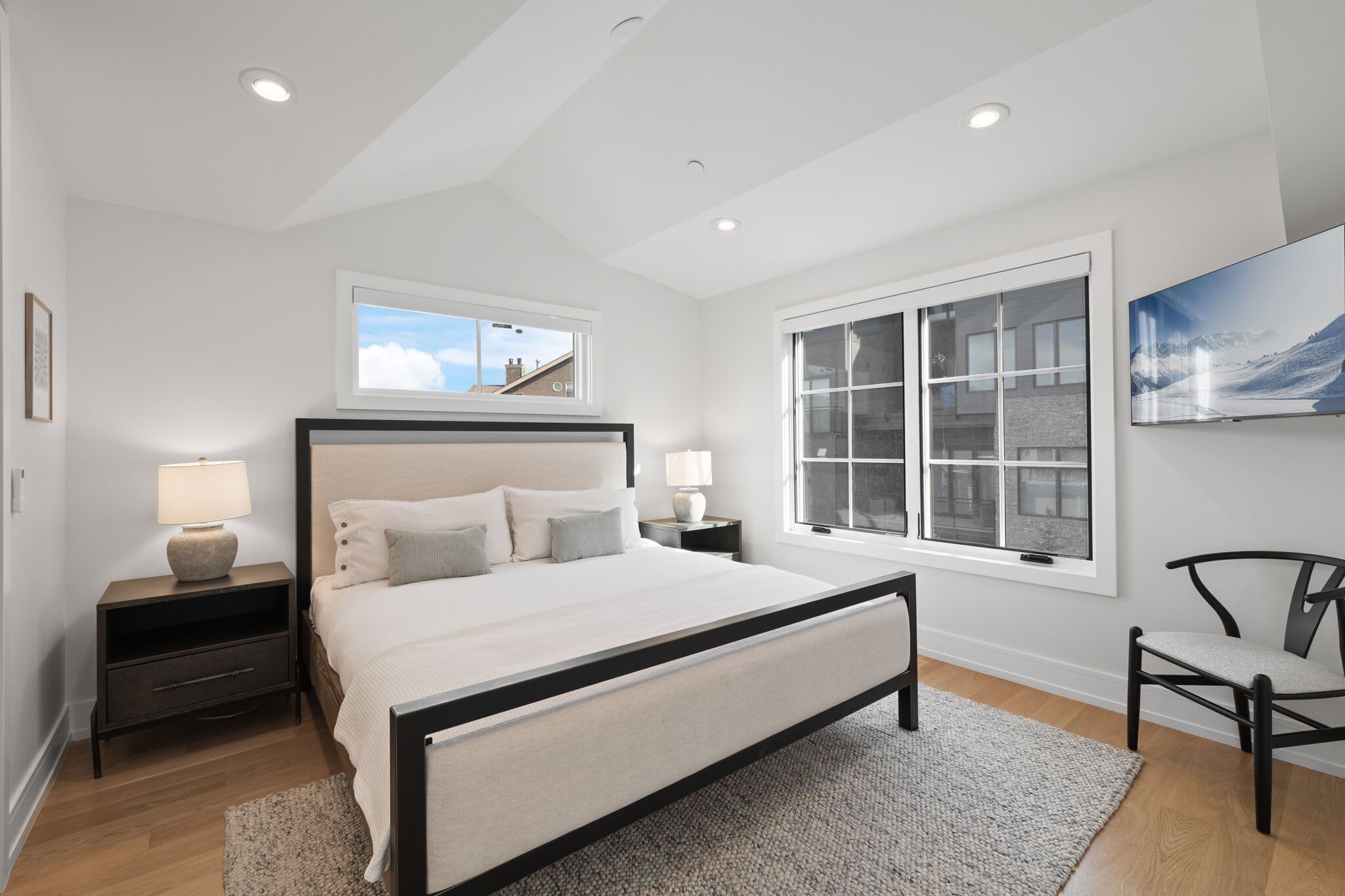 4 عدّة غرف نوم وخدمة الإنترنت وملاءات أسرّة