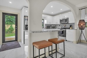 Køleskab, mikrobølgeovn, ovn, kogeplade