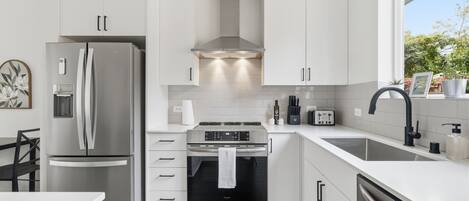 Réfrigérateur, four à micro-ondes, un four, surface de cuisson