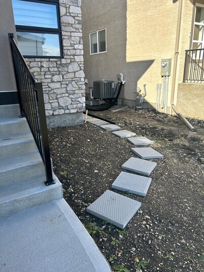 "Modern 2BR Suite with Private Entrance, Workspace, A/C & Parking in Sage Creek"