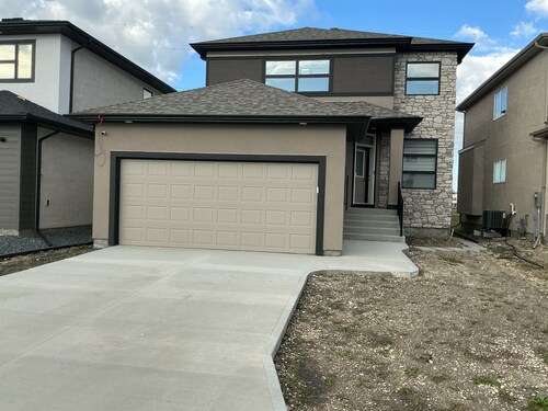 "Modern 2BR Suite with Private Entrance, Workspace, A/C & Parking in Sage Creek"