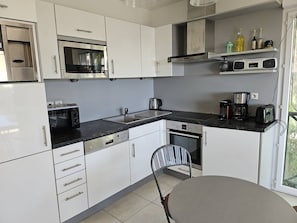 Fridge, cookware/dishes/utensils