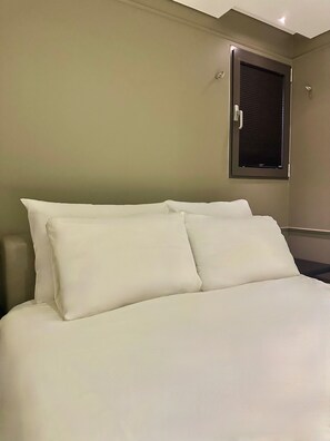 Habitación doble Confort | Escritorio, espacio para trabajar con laptop y cortinas blackout