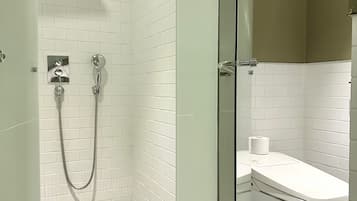 Máy sấy tóc, dép đi trong nhà, khăn tắm, xà phòng