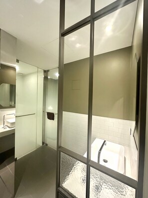 Hair dryer, slippers, towels, soap - Hotel Biz Suwon (Suwon)