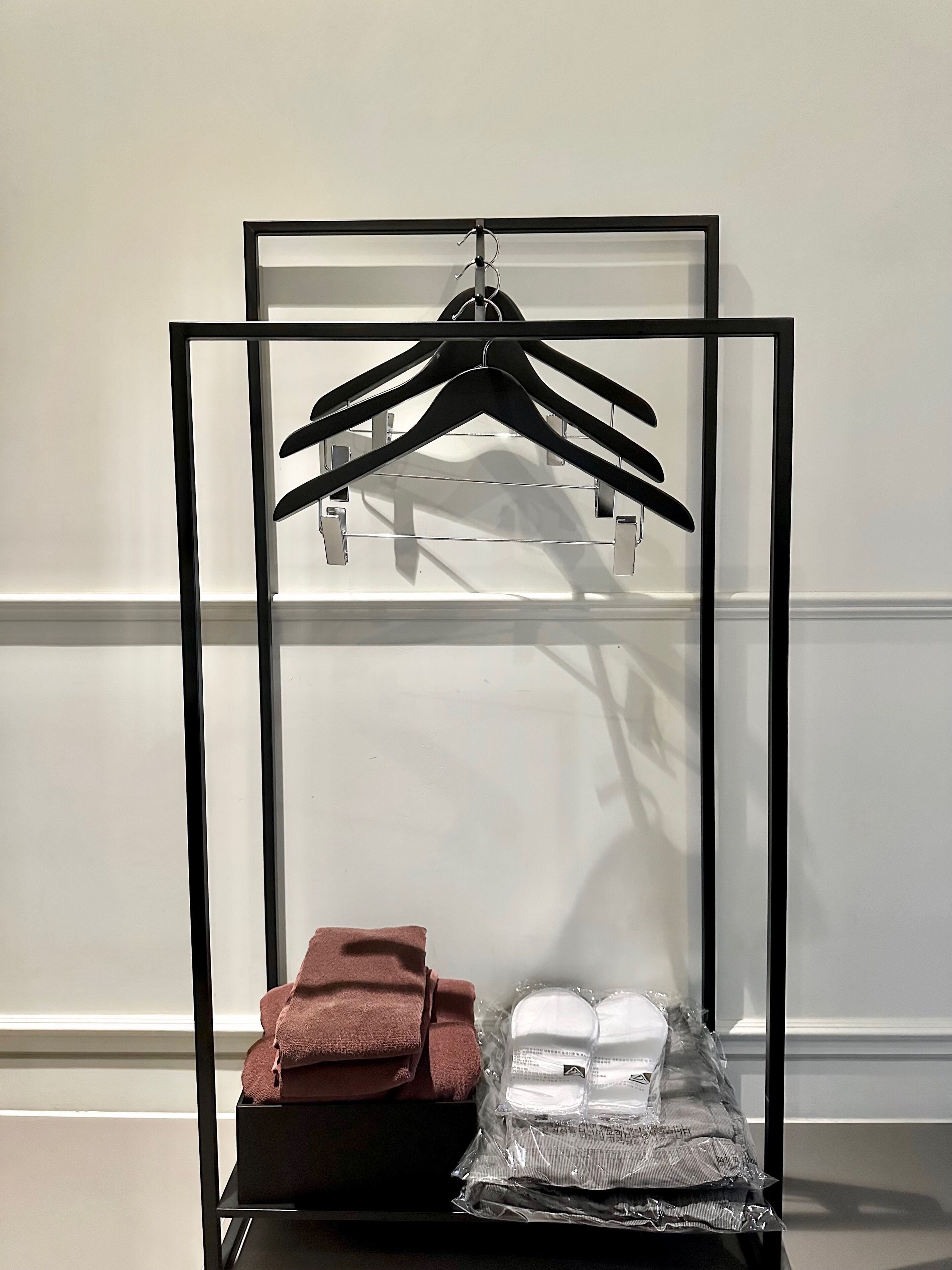 办公桌、笔记本电脑工作区、遮光窗帘、隔音