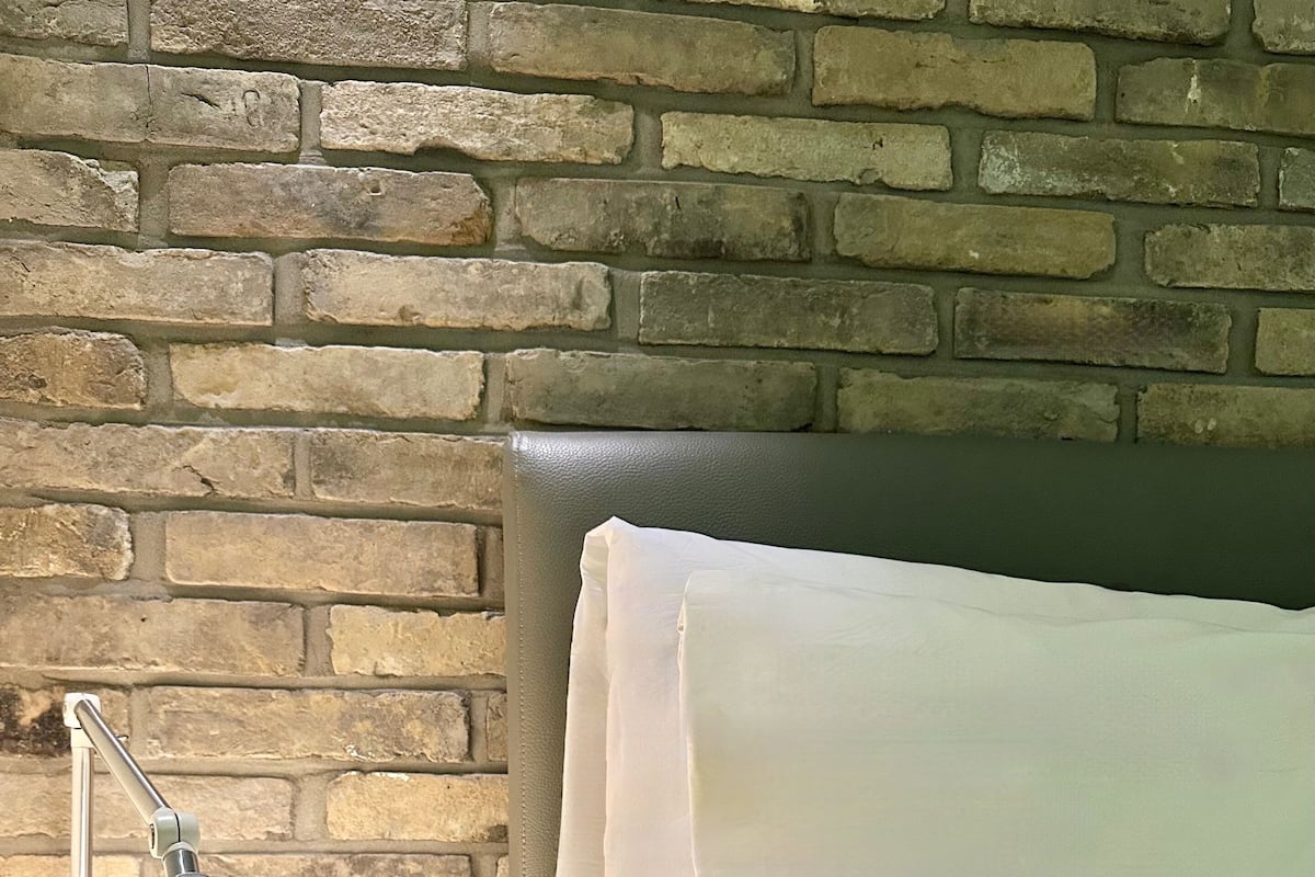 Habitación individual Confort | Escritorio, espacio para trabajar con laptop y cortinas blackout