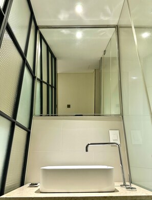 Hair dryer, slippers, towels, soap - Hotel Biz Suwon (Suwon)