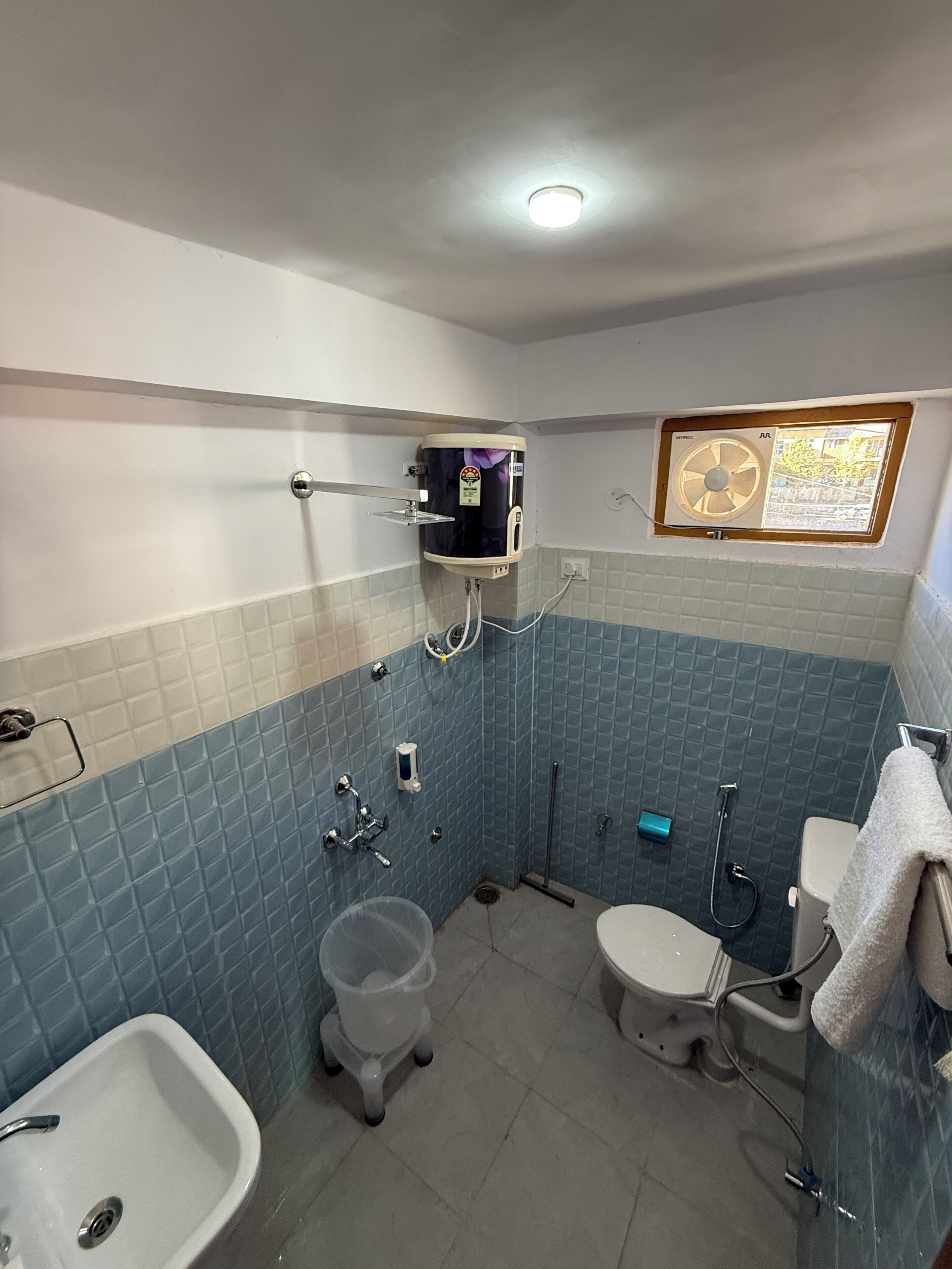 Shower, jetted tub, towels