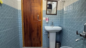 Douche, baignoire Ă jets, serviettes fournies