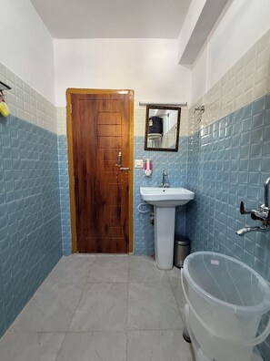 Shower, jetted bath, towels