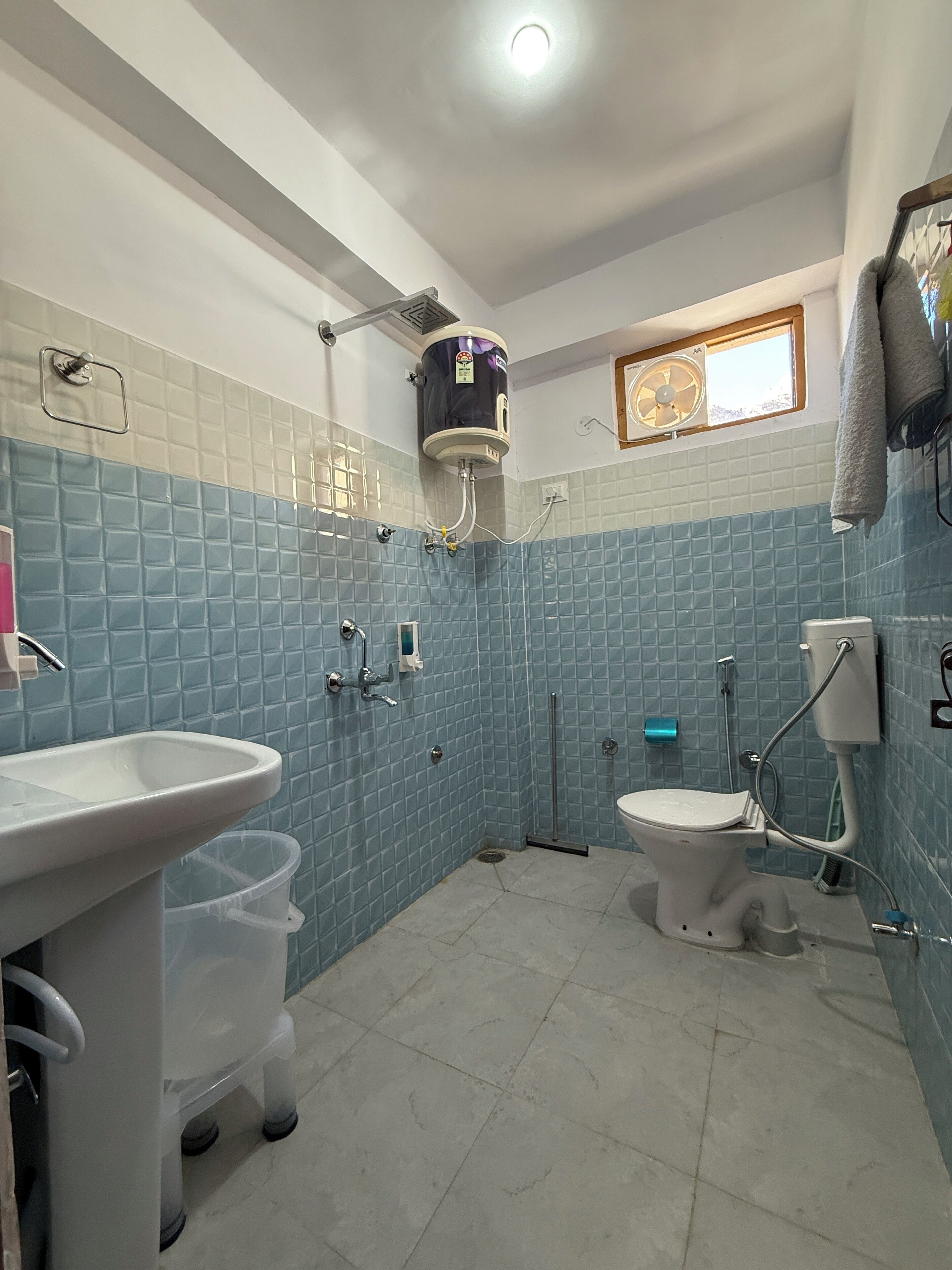 Douche, baignoire à jets, serviettes fournies