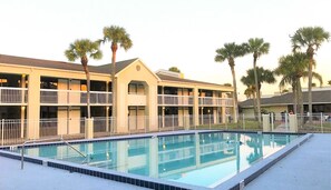 Studio | Internet - Upstay Studio With Pool Near Disney World (Kissimmee)