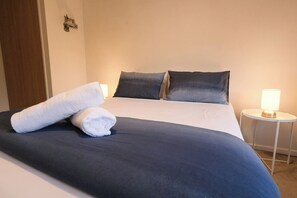 2 عدّة غرف نوم ومكواة/لوح كي وواي فاي وملاءات أسرّة