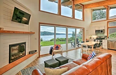 Modern Waterfront Bungalow on the Puget Sound