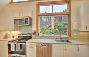 ثلاجة، ميكروويف، فرن، موقد طهي مسطح